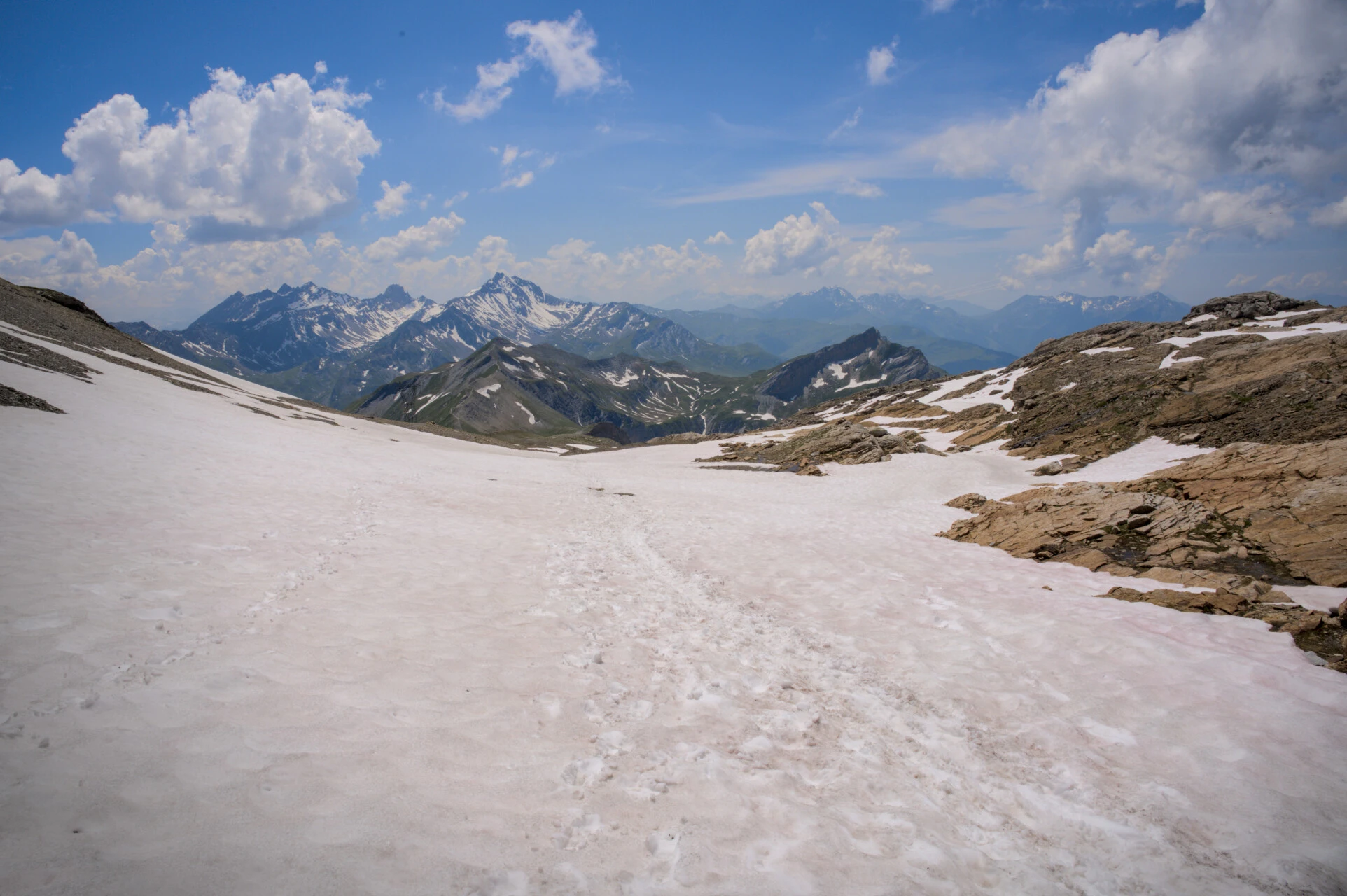 Travesía de nieve en el col de la Croix du Bonhomme, a principios de temporada