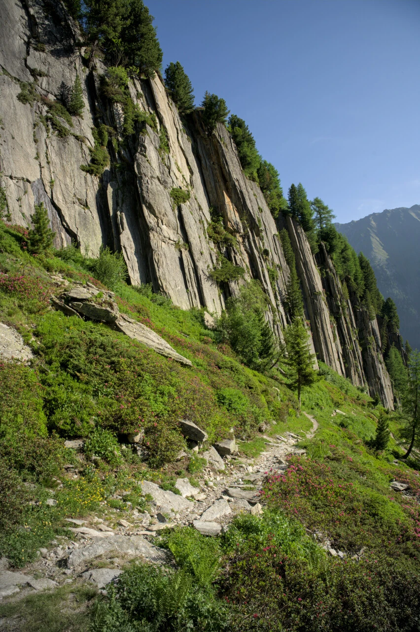 Descenso de la Fenêtre d'Arpette entre las columnas de granito