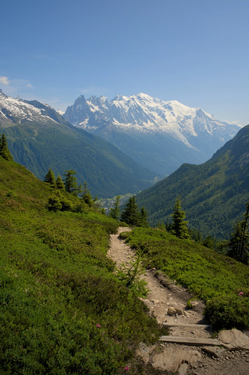 Escalones en el sendero balcón frente a las Agujas de Chamonix