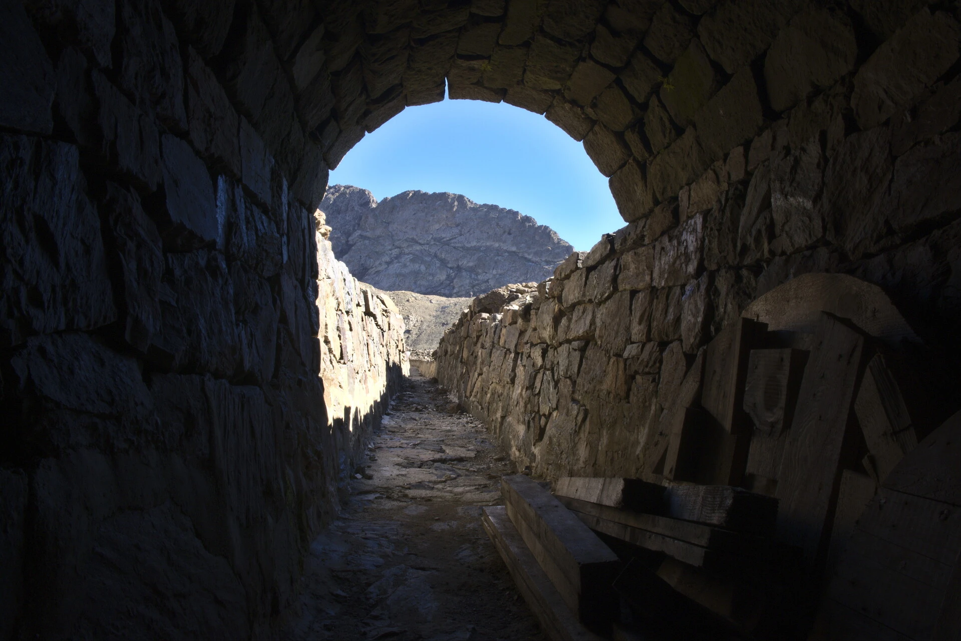 Salida de un túnel del canal de Malcros, en la vertiente este del Vieux Chaillol