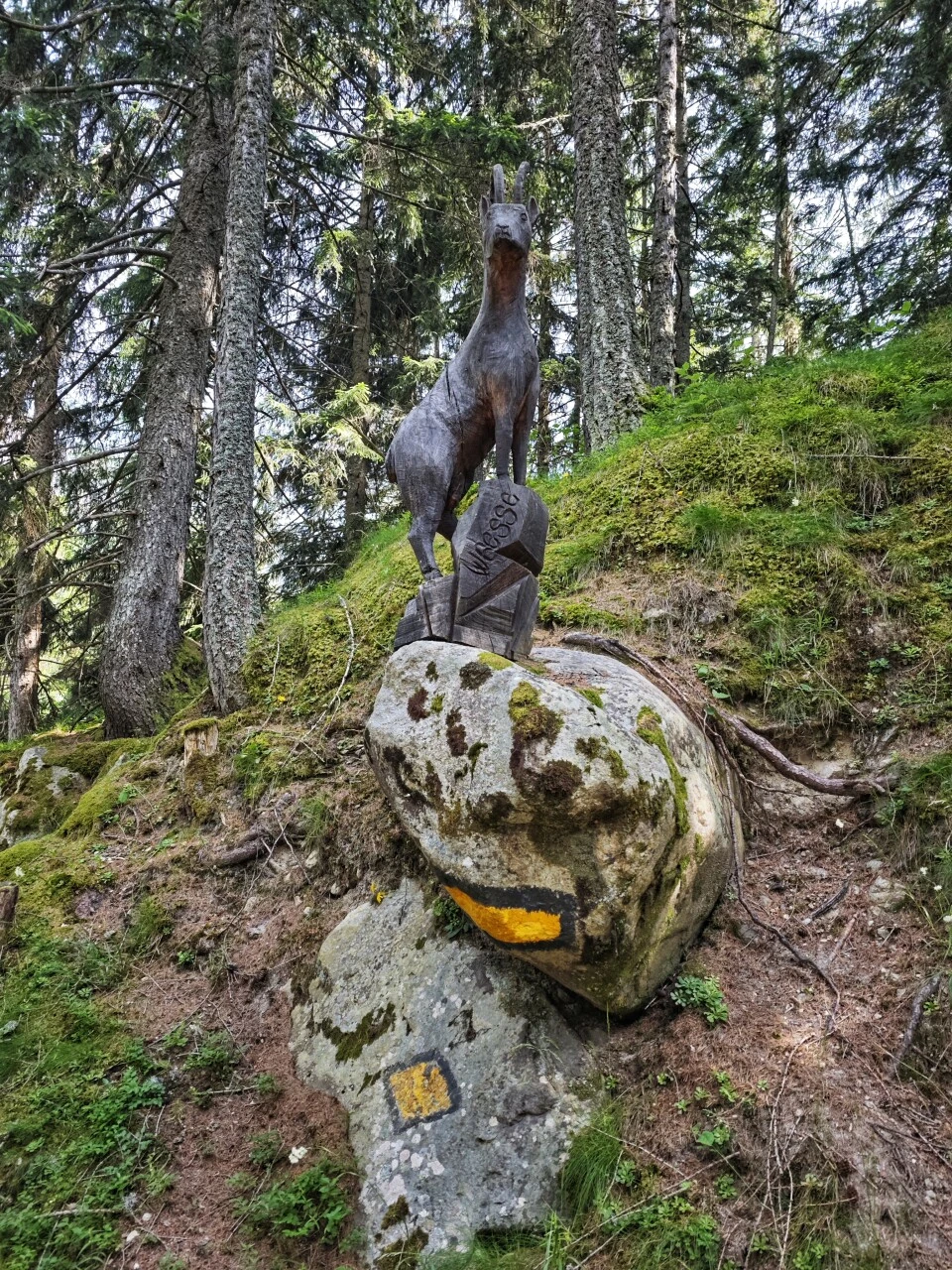 Escultura de gamuza en el sendero, entre Praz-de-Fort y Champex